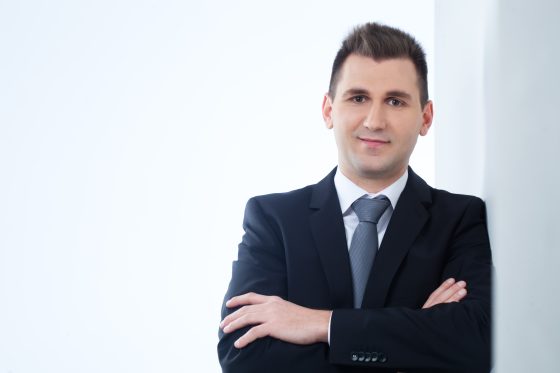 Pressefoto Philipp Kainz – Porträt im Anzug